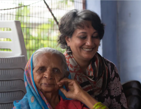 Picture of Gunjan Paharia with an old lady of Vriddha Mahila Ashram
